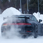 「巨大なリアウイングはダミー？ テスト？ 新型ポルシェ・911の「GT3」プロトタイプが豪雪地帯でキャッチ」の14枚目の画像ギャラリーへのリンク