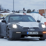 巨大なリアウイングはダミー？ テスト？ 新型ポルシェ・911の「GT3」プロトタイプが豪雪地帯でキャッチ - Porsche 992 GT3 Winter 2