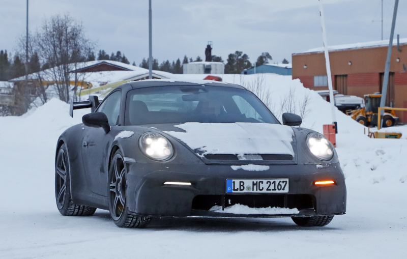 「巨大なリアウイングはダミー？ テスト？ 新型ポルシェ・911の「GT3」プロトタイプが豪雪地帯でキャッチ」の2枚目の画像