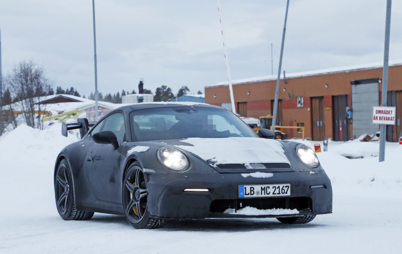 「巨大なリアウイングはダミー？ テスト？ 新型ポルシェ・911の「GT3」プロトタイプが豪雪地帯でキャッチ」の3枚目の画像