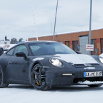 巨大なリアウイングはダミー？ テスト？ 新型ポルシェ・911の「GT3」プロトタイプが豪雪地帯でキャッチ - Porsche 992 GT3 Winter 4