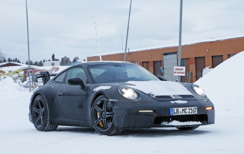 「巨大なリアウイングはダミー？ テスト？ 新型ポルシェ・911の「GT3」プロトタイプが豪雪地帯でキャッチ」の4枚目の画像