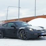巨大なリアウイングはダミー？ テスト？ 新型ポルシェ・911の「GT3」プロトタイプが豪雪地帯でキャッチ - Porsche 992 GT3 Winter 5