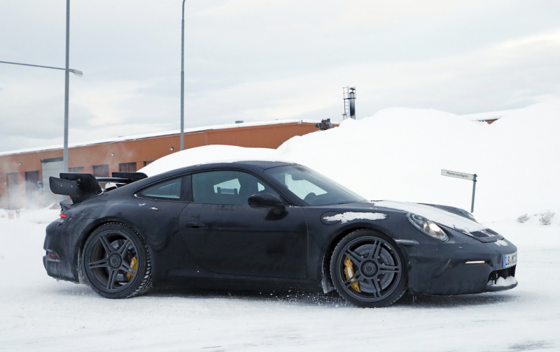 「巨大なリアウイングはダミー？ テスト？ 新型ポルシェ・911の「GT3」プロトタイプが豪雪地帯でキャッチ」の6枚目の画像