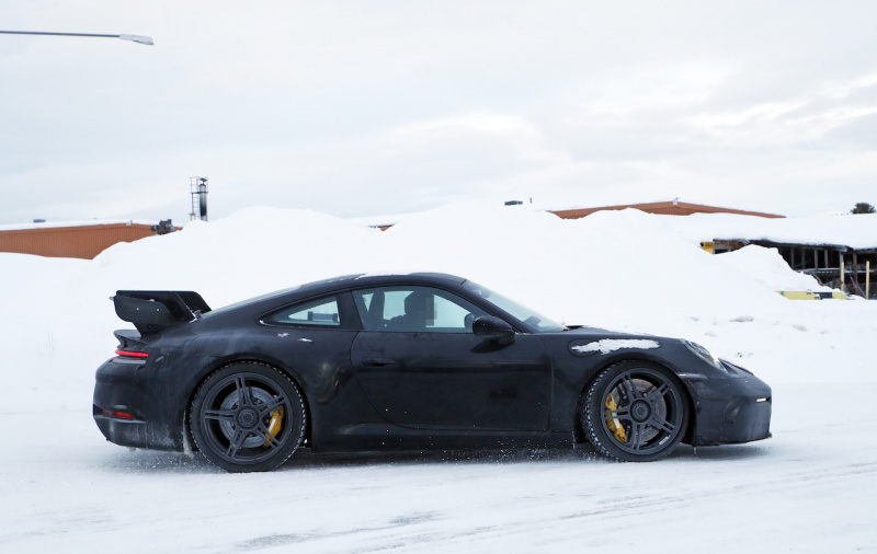 「巨大なリアウイングはダミー？ テスト？ 新型ポルシェ・911の「GT3」プロトタイプが豪雪地帯でキャッチ」の7枚目の画像