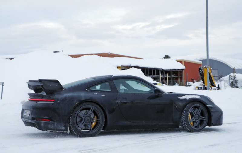 「巨大なリアウイングはダミー？ テスト？ 新型ポルシェ・911の「GT3」プロトタイプが豪雪地帯でキャッチ」の9枚目の画像