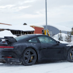 巨大なリアウイングはダミー？ テスト？ 新型ポルシェ・911の「GT3」プロトタイプが豪雪地帯でキャッチ - Porsche 992 GT3 Winter 9