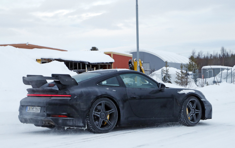 「巨大なリアウイングはダミー？ テスト？ 新型ポルシェ・911の「GT3」プロトタイプが豪雪地帯でキャッチ」の8枚目の画像