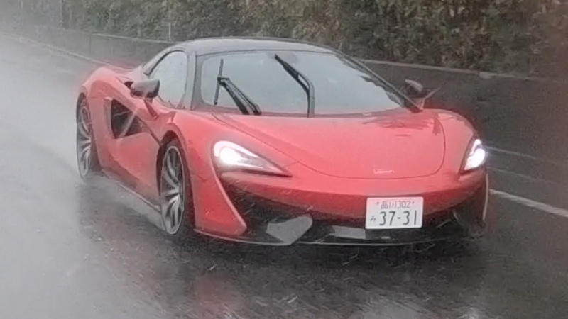 「【マクラーレン570Sスパイダー試乗】サーキットから生まれた本物のスポーツカー。雨の中でもハンドリングは正確でシャープ」の1枚目の画像