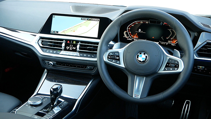 「【BMW 330i Mスポーツ試乗】軌跡をたどって50mバック。新3シリーズのリバース・アシスト機能の用途は？」の9枚目の画像