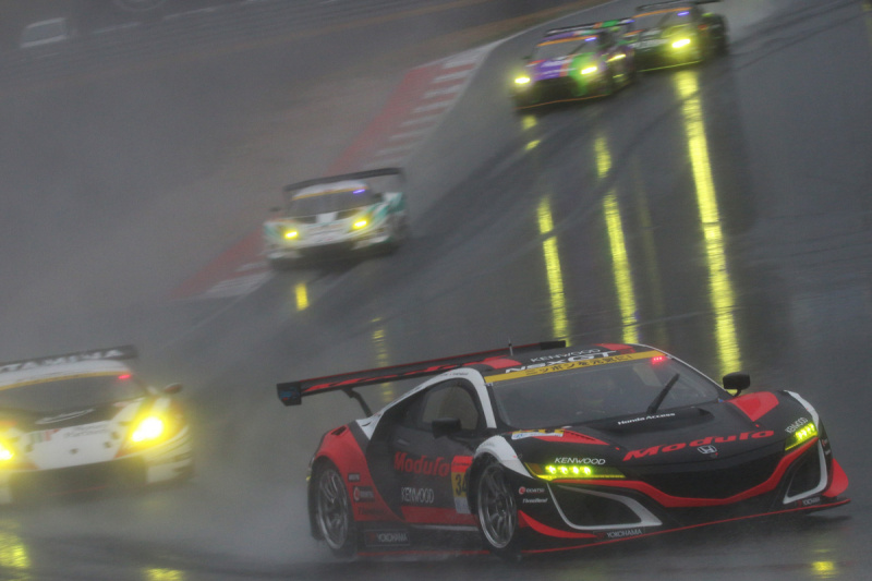 「雨のレースだから見えてくる、レーシングマシンならではの空力特性【SUPER GT 2019】」の2枚目の画像