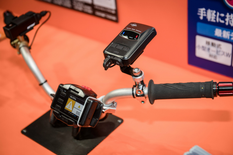 デイトナのバイク用最新レーダー探知機は「移動式小型オービス」や「ゾーン30」にも対応！【モーターサイクルショー注目TOPICS】 |  clicccar.com