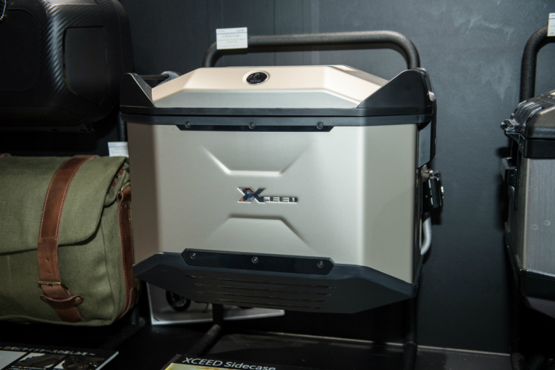 「ヘプコ＆ベッカーの新作ツーリングバッグ「XCEED」は軽さと耐久性を兼ね備えたアルミケース！【モーターサイクルショー注目TOPICS】」の2枚目の画像