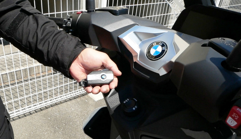 「【BMW C400X試乗】BMWらしい「走る喜び」はスクーターでも不変！ 先進＆アイデア装備にも脱帽」の2枚目の画像