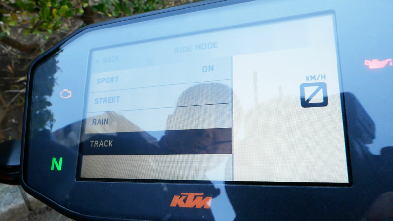 「【KTM 790 DUKE試乗】走れば痛快＆爽快！ ライダーを夢中にさせるアドレナリン増大マシン」の9枚目の画像