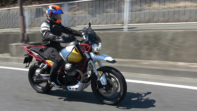 「【モト・グッツィV85 TT試乗】こいつはバイク界のジローラモだ!? オシャレでユニークなイタリアン。」の11枚目の画像