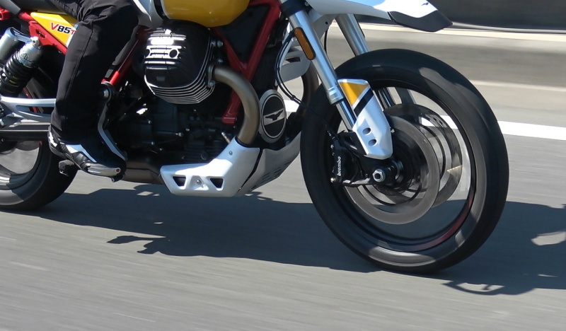 「【モト・グッツィV85 TT試乗】こいつはバイク界のジローラモだ!? オシャレでユニークなイタリアン。」の13枚目の画像
