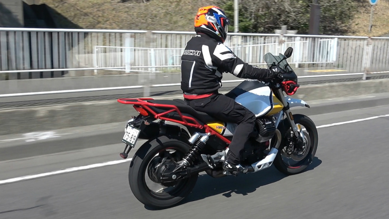 「【モト・グッツィV85 TT試乗】こいつはバイク界のジローラモだ!? オシャレでユニークなイタリアン。」の12枚目の画像