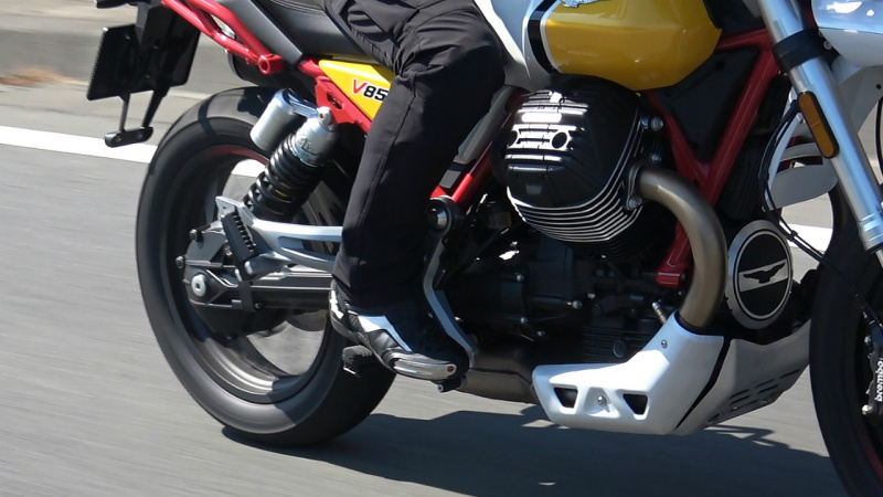 「【モト・グッツィV85 TT試乗】こいつはバイク界のジローラモだ!? オシャレでユニークなイタリアン。」の14枚目の画像