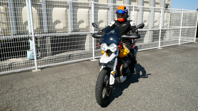 「【モト・グッツィV85 TT試乗】こいつはバイク界のジローラモだ!? オシャレでユニークなイタリアン。」の3枚目の画像