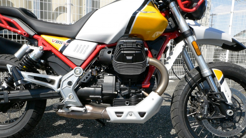 「【モト・グッツィV85 TT試乗】こいつはバイク界のジローラモだ!? オシャレでユニークなイタリアン。」の24枚目の画像
