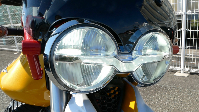 「【モト・グッツィV85 TT試乗】こいつはバイク界のジローラモだ!? オシャレでユニークなイタリアン。」の5枚目の画像
