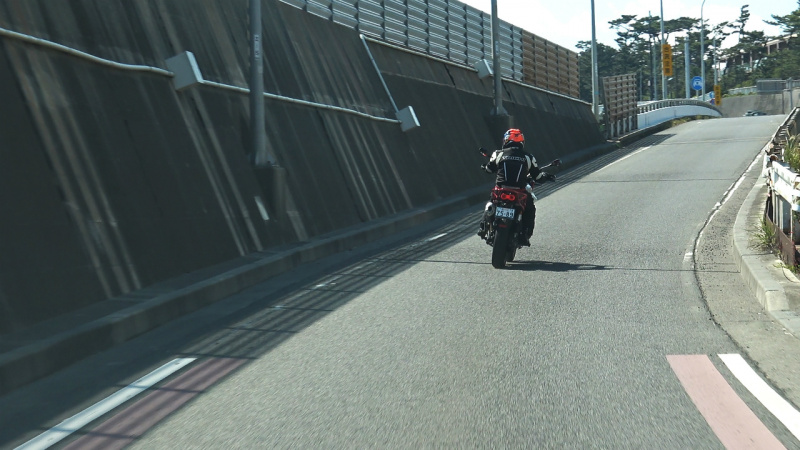 「【モト・グッツィV85 TT試乗】こいつはバイク界のジローラモだ!? オシャレでユニークなイタリアン。」の10枚目の画像