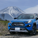 「【新型トヨタ・RAV4 デビュー】「世界中で最も売れた」SUVになって帰ってきた新型トヨタ・RAV4」の4枚目の画像ギャラリーへのリンク