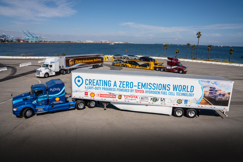 「トヨタがロサンゼルスで300マイル（約480km）走行可能な燃料電池（FC）大型商用トラックを公開」の1枚目の画像