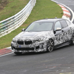 FFになっても「駆け抜ける歓び」は健在！ BMW・新型1シリーズの最強ホットハッチをキャッチ！ - BMW M135i (3)
