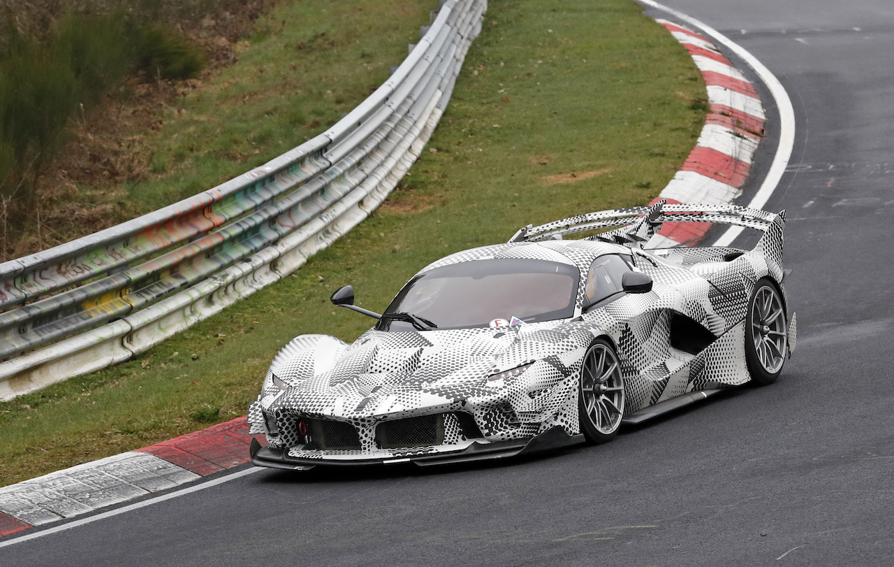 公道仕様か!? 謎のフェラーリ・FXXエボをキャッチ | clicccar.com