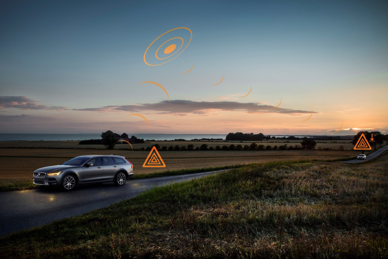「ボルボが危険な地点や滑りやすい路面などの情報を「車車間通信」で共有できるシステムを欧州全体で採用」の1枚目の画像