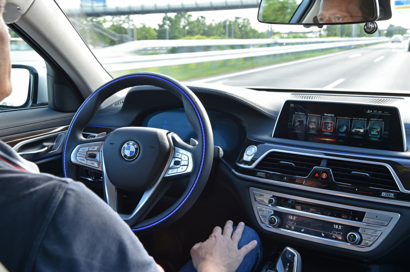 「BMWが初の渋滞時手放し運転「ハンズ・オフ機能付き渋滞運転支援機能」をオプション設定へ」の3枚目の画像