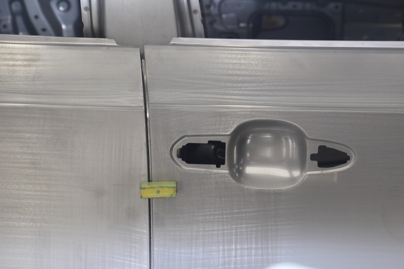 「ドアとボディの間の隙間はトヨタ最小の3.5mm【トヨタ・センチュリー工場に潜入④〜ボデー工程】」の8枚目の画像