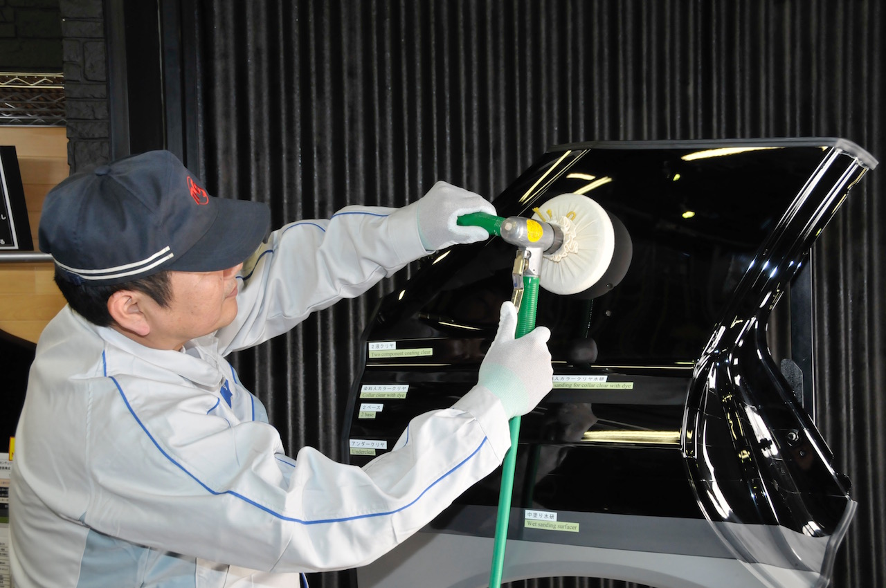 Cピラーが鏡代わりになるほど磨かれた艶やかな塗装とは トヨタ センチュリー工場に潜入 塗装工程 Clicccar Com