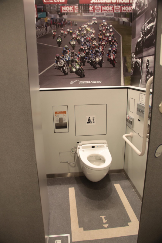 「新名神高速道路「鈴鹿PA（パーキングエリア）」オープン！　SUZUKA Circuitお膝元PAのトイレで聞けるあの音とは？」の13枚目の画像