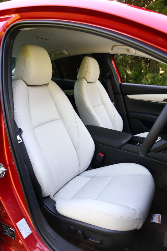 「「Mazda3」がいよいよ登場。注目の「スカイアクティブ-X」は10月販売開始【新型Mazda3発表】」の2枚目の画像