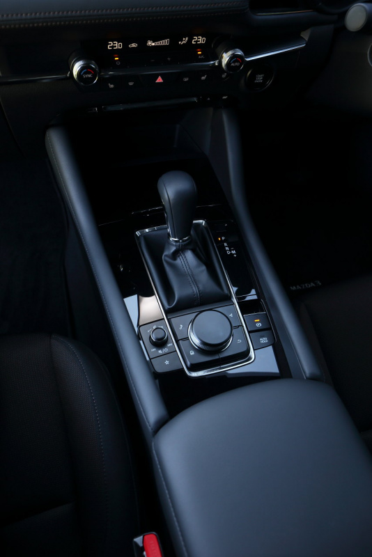 「シンプルでも美しく、クラスを超えた質感が自慢のインテリア【新型Mazda3発表】」の2枚目の画像