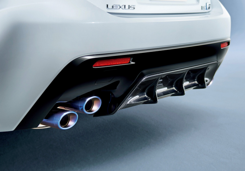 「【新車】レクサスRC Fがマイナーチェンジ。軽量化および最高出力向上でさらなる高みを追求」の1枚目の画像