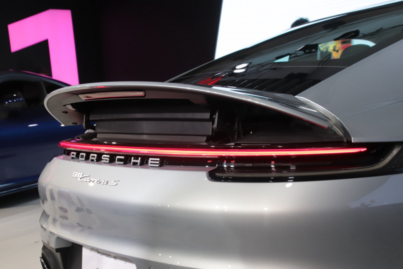 「【新車】世界初の「ウェットモード」など先進技術を満載し、8代目の新型ポルシェ911が登場！価格は16,660,000円〜」の35枚目の画像