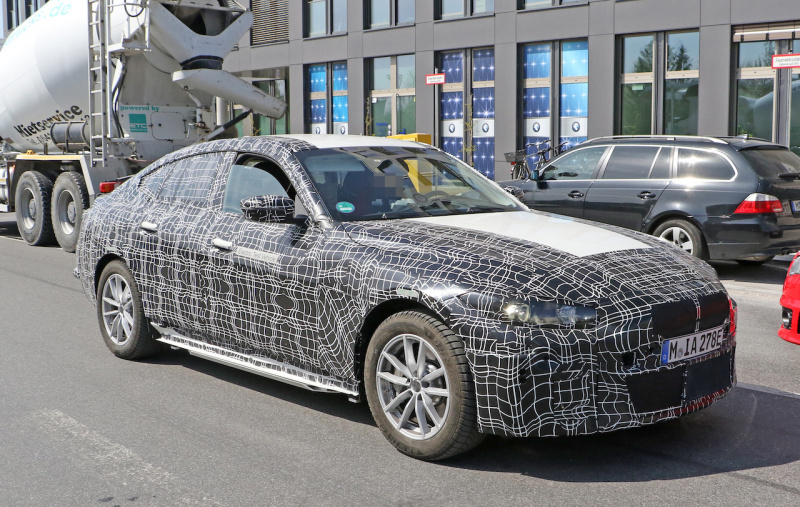 「コックピットは予想外のデザイン採用!? BMWのEVクーペ「i4」をキャッチ」の3枚目の画像