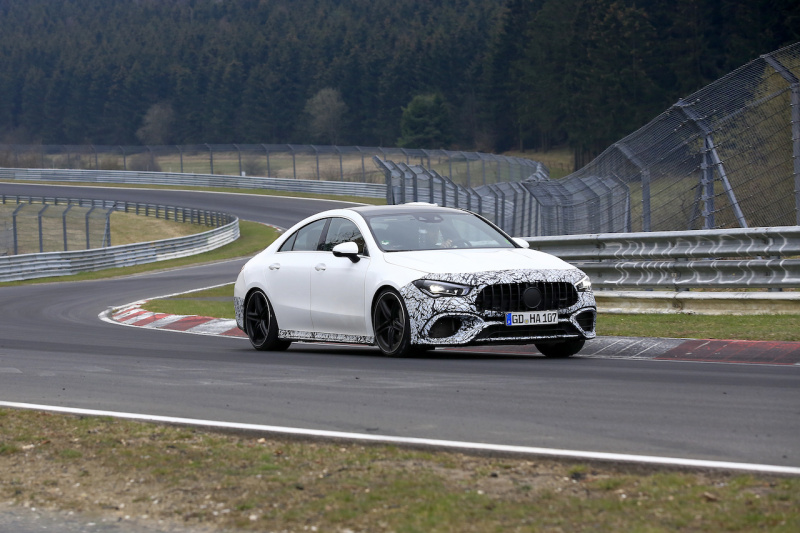 「最強グリルがついに露出！メルセデスAMG「CLA45」の次期型プロトタイプをキャッチ」の10枚目の画像