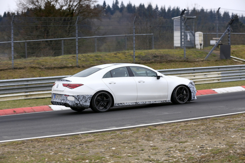 「最強グリルがついに露出！メルセデスAMG「CLA45」の次期型プロトタイプをキャッチ」の12枚目の画像