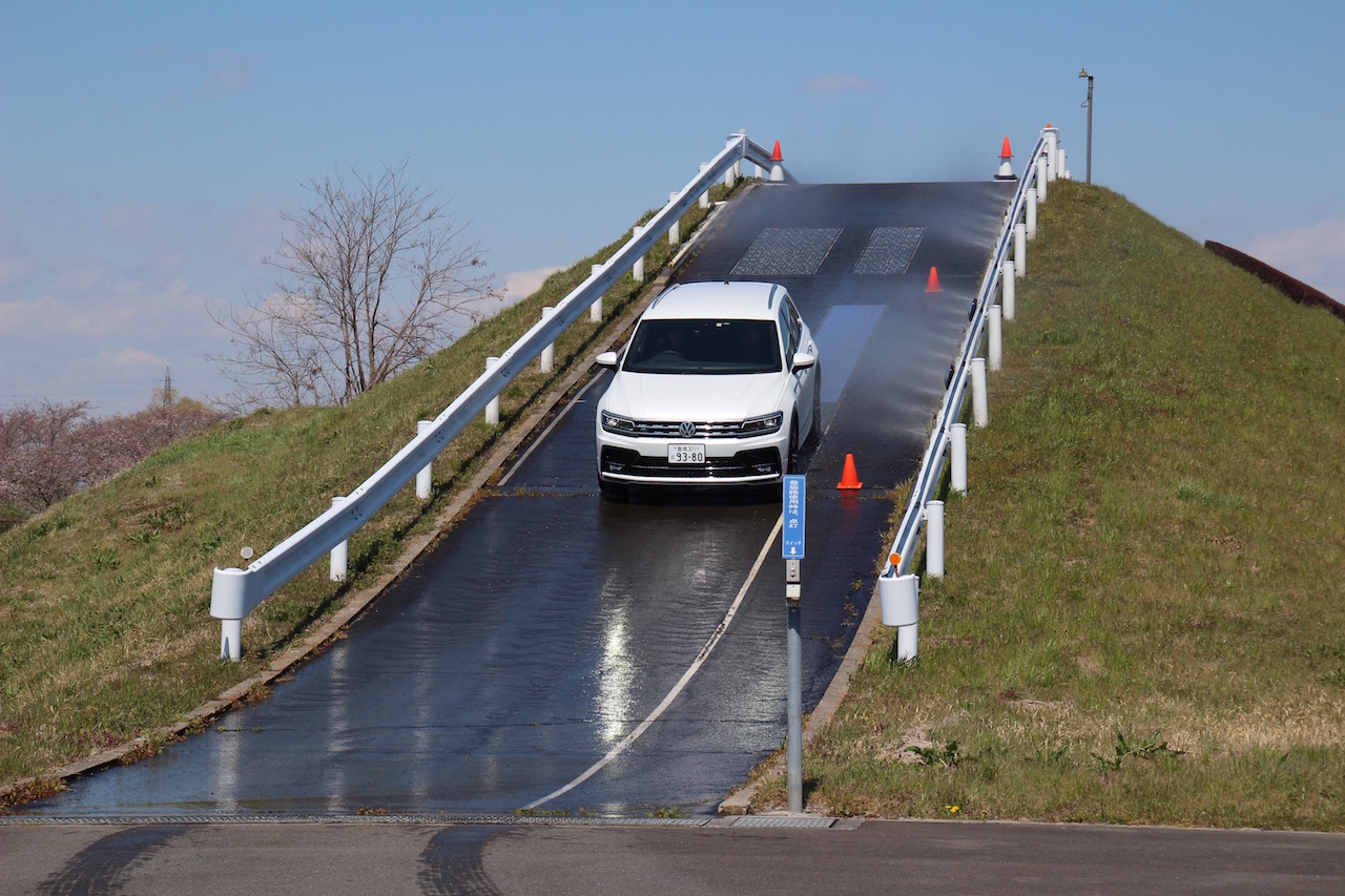 「VW・ティグアン 4MOTION（4WD）の滑りやすい坂道での実力は？【Volkswagen Tech Day 2019】」の7枚目の画像