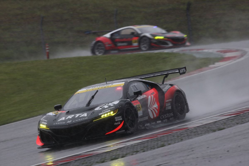 「【SUPER GT 2019】雨からのSCスタートで大波乱。GT300表彰台はタイヤメーカー3社が入り乱れ」の10枚目の画像