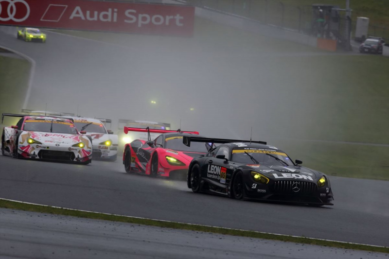 「【SUPER GT 2019】雨からのSCスタートで大波乱。GT300表彰台はタイヤメーカー3社が入り乱れ」の13枚目の画像
