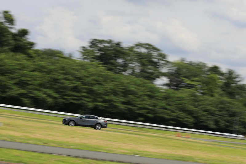 「スムーズな走りの「セダン＋ガソリンエンジン」の組み合わせも魅力【新型Mazda3試乗】」の1枚目の画像
