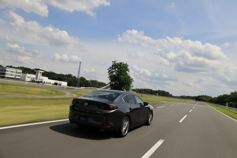 「スムーズな走りの「セダン＋ガソリンエンジン」の組み合わせも魅力【新型Mazda3試乗】」の4枚目の画像