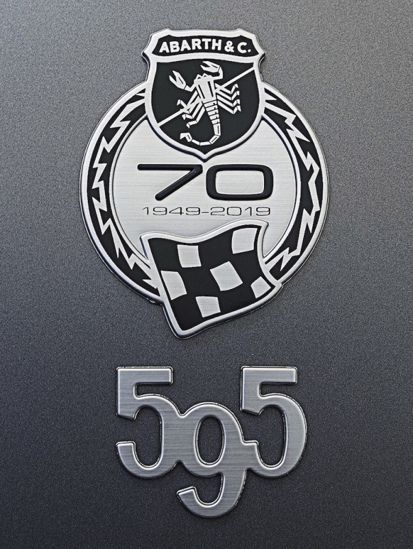 「【新車】刺激的な走りが楽しめるMT仕様の「595コンペティツィオーネ・パフォーマンス・パッケージ3」が160台限定で登場」の6枚目の画像