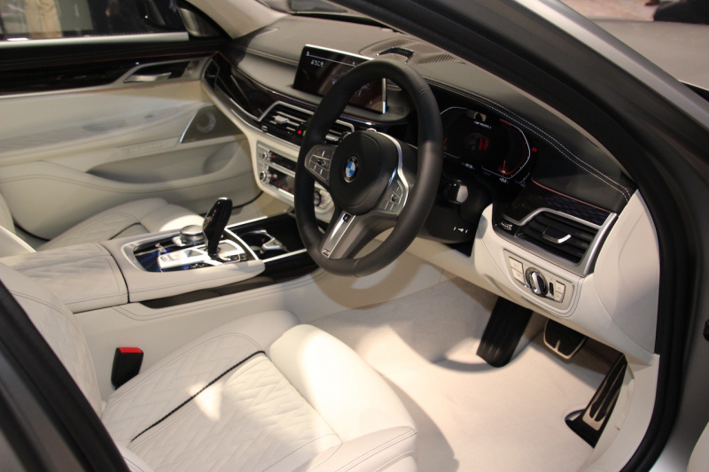 「40％も大型化されたキドニーグリルが迫力満点。新型BMW 7シリーズの発売がスタート」の1枚目の画像